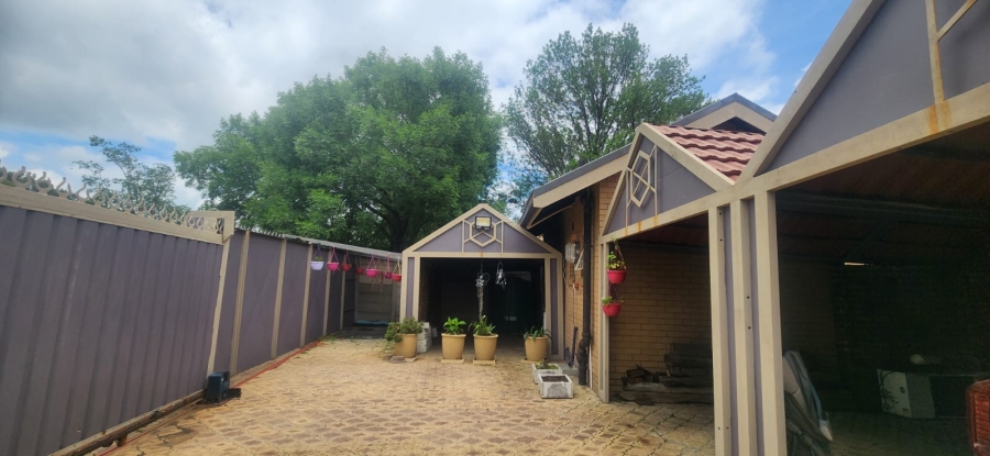 5 Bedroom Property for Sale in Flora Park Mpumalanga