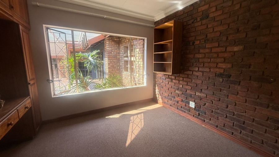 5 Bedroom Property for Sale in Aerorand Mpumalanga