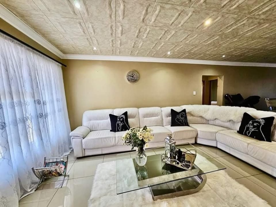 To Let 5 Bedroom Property for Rent in Reyno Ridge Mpumalanga