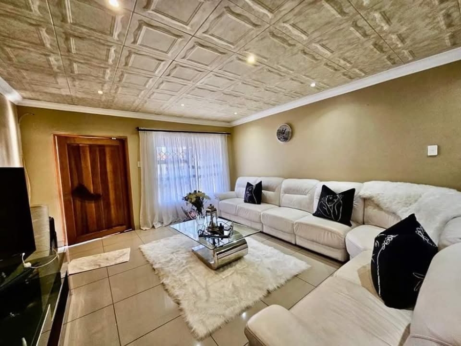 To Let 5 Bedroom Property for Rent in Reyno Ridge Mpumalanga
