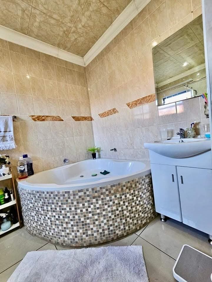 To Let 5 Bedroom Property for Rent in Reyno Ridge Mpumalanga