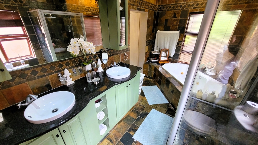 4 Bedroom Property for Sale in Matumi Golf Estate Mpumalanga