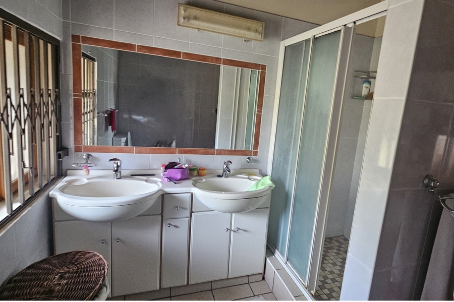 5 Bedroom Property for Sale in Marloth Park Mpumalanga