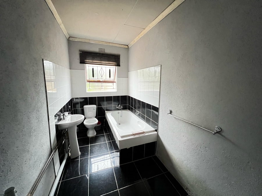 To Let 4 Bedroom Property for Rent in Entokozweni East Mpumalanga