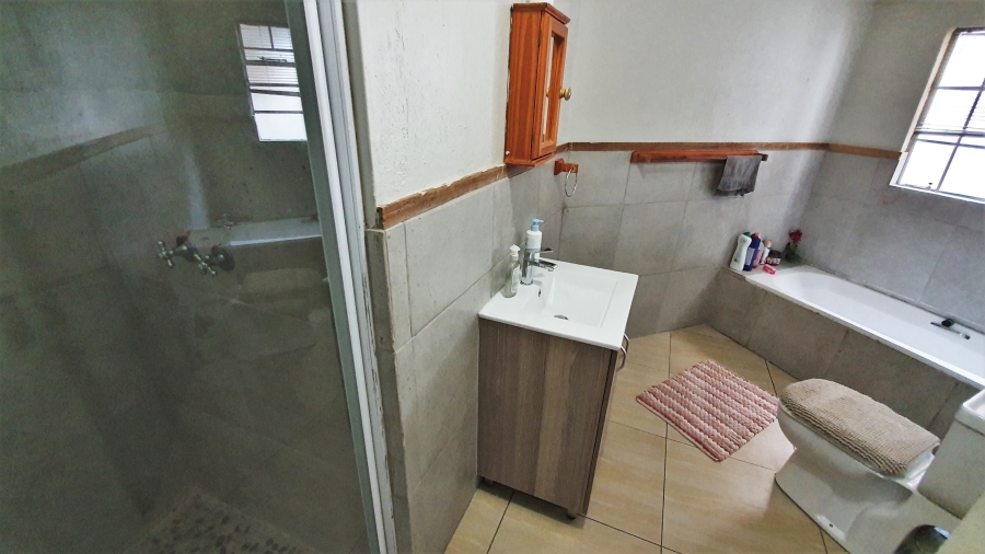 5 Bedroom Property for Sale in Stonehenge Ext 1 Mpumalanga
