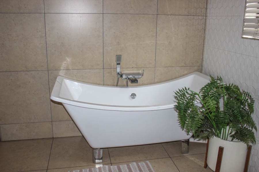 6 Bedroom Property for Sale in Aerorand Mpumalanga