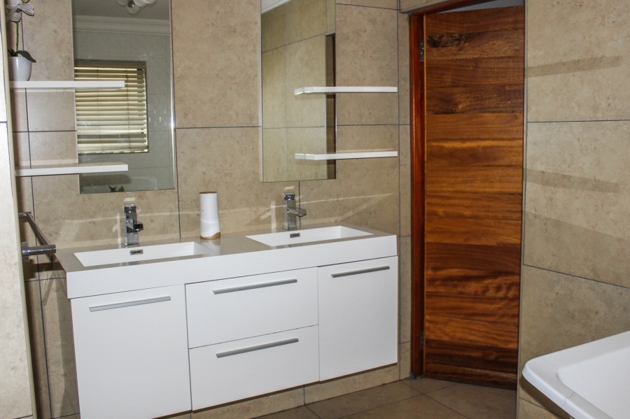 6 Bedroom Property for Sale in Aerorand Mpumalanga