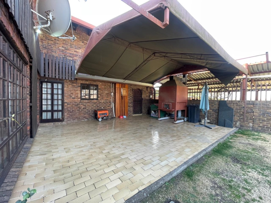 6 Bedroom Property for Sale in Trichardt Mpumalanga
