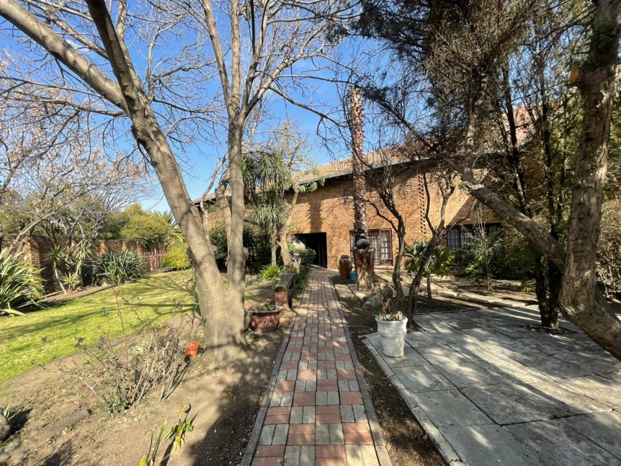 6 Bedroom Property for Sale in Trichardt Mpumalanga
