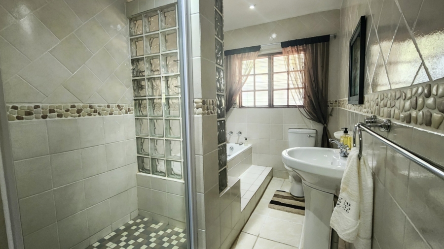 5 Bedroom Property for Sale in Marloth Park Mpumalanga