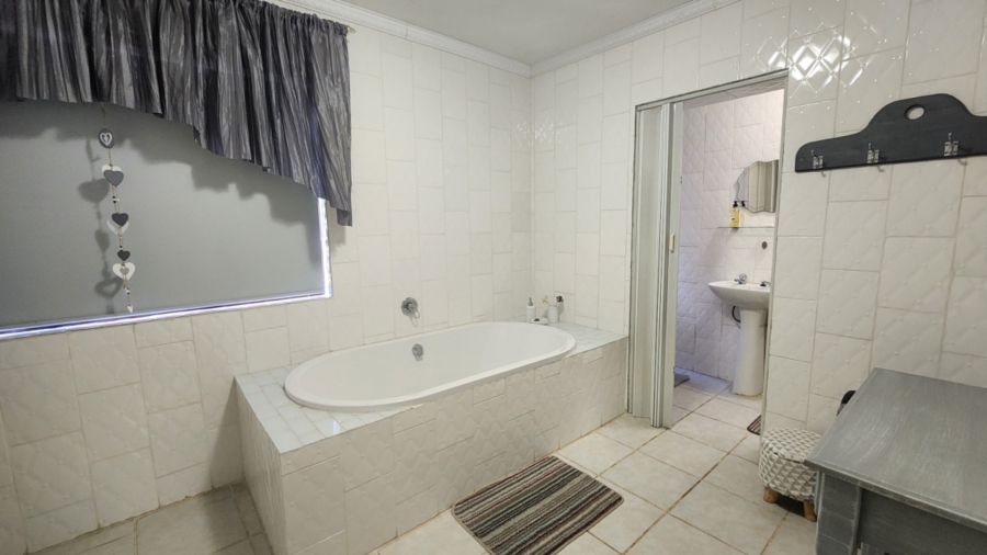 5 Bedroom Property for Sale in Marloth Park Mpumalanga
