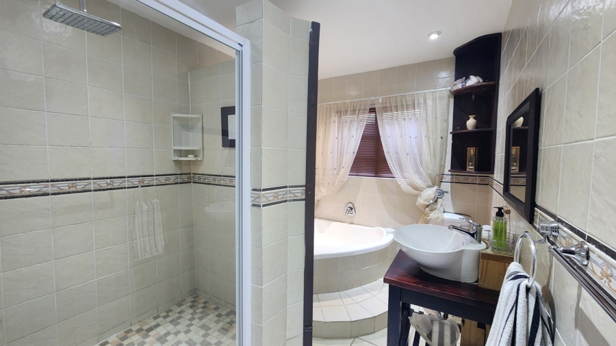 5 Bedroom Property for Sale in Marloth Park Mpumalanga