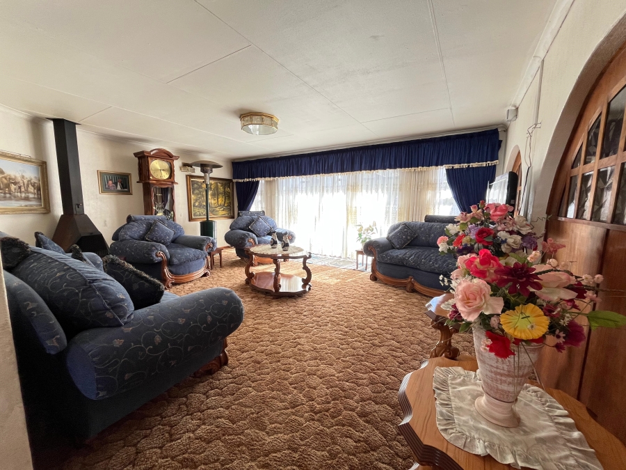 To Let 7 Bedroom Property for Rent in Reyno Ridge Mpumalanga