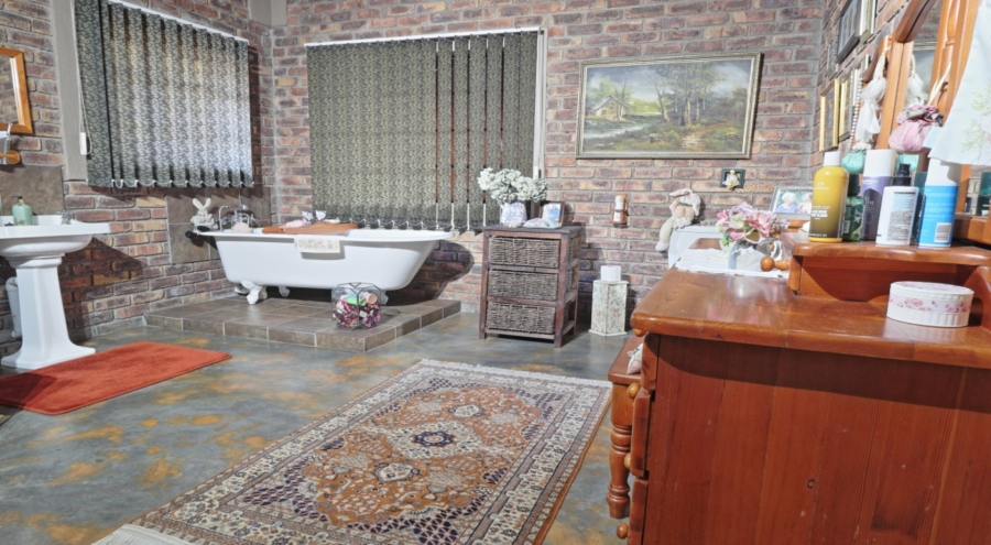 5 Bedroom Property for Sale in Marloth Park Mpumalanga