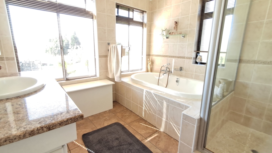 3 Bedroom Property for Sale in Matumi Golf Estate Mpumalanga