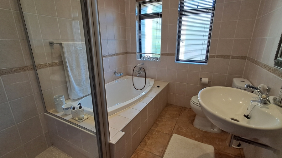 3 Bedroom Property for Sale in Matumi Golf Estate Mpumalanga