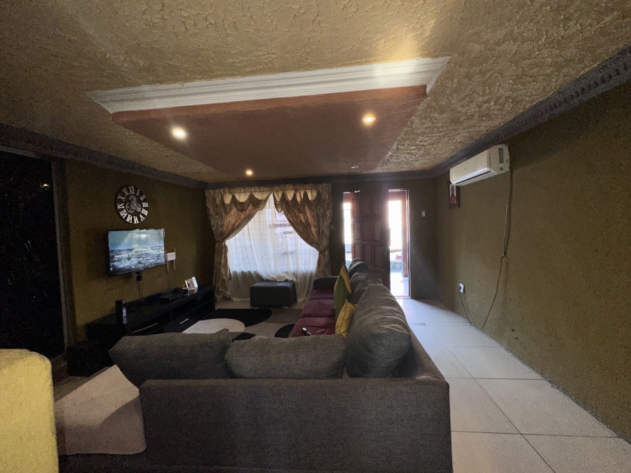 6 Bedroom Property for Sale in Kanyamazane Mpumalanga