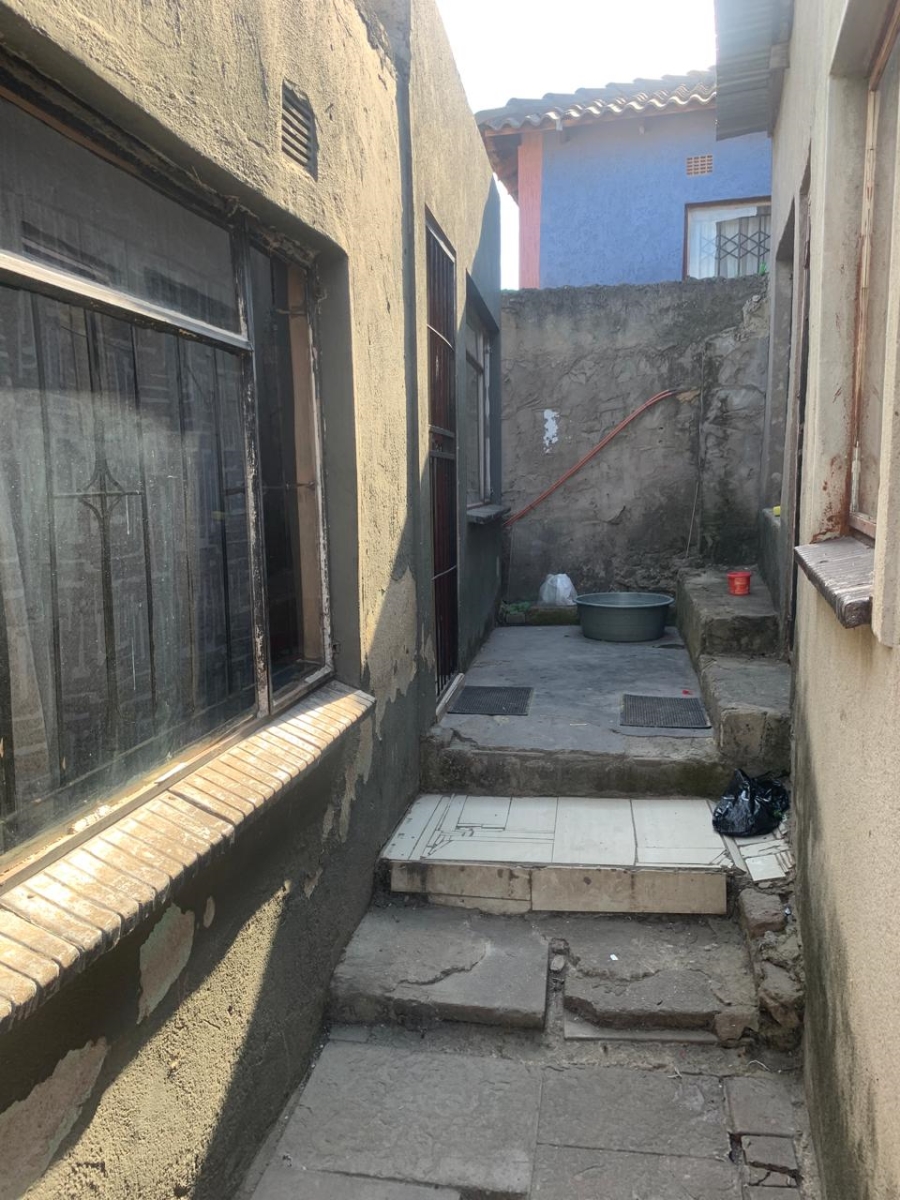 6 Bedroom Property for Sale in Kanyamazane Mpumalanga