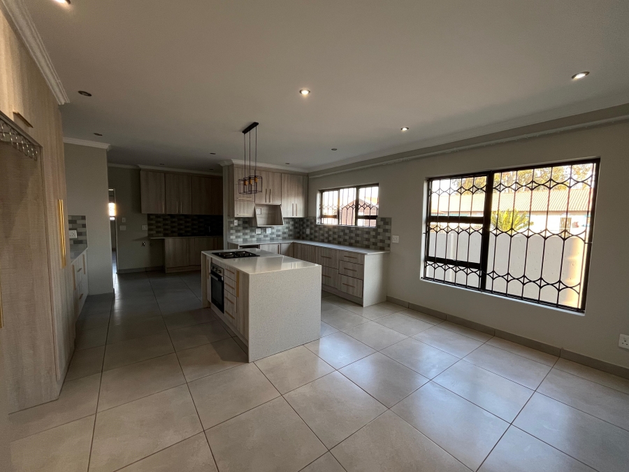 To Let 5 Bedroom Property for Rent in Reyno Ridge Mpumalanga