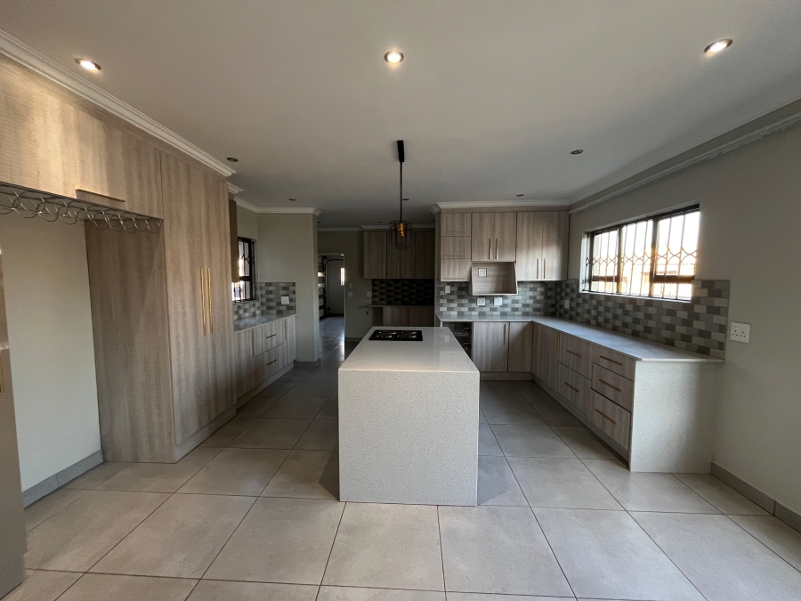 To Let 5 Bedroom Property for Rent in Reyno Ridge Mpumalanga