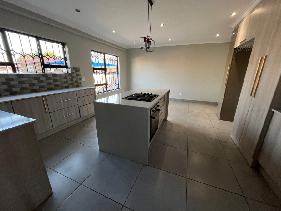To Let 5 Bedroom Property for Rent in Reyno Ridge Mpumalanga