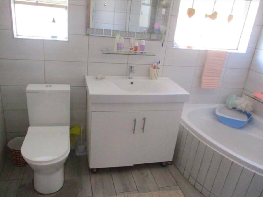 To Let 4 Bedroom Property for Rent in Cosmosrand Mpumalanga