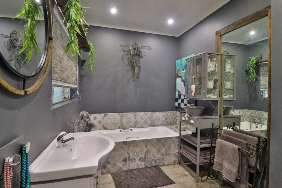 5 Bedroom Property for Sale in West Acres Mpumalanga