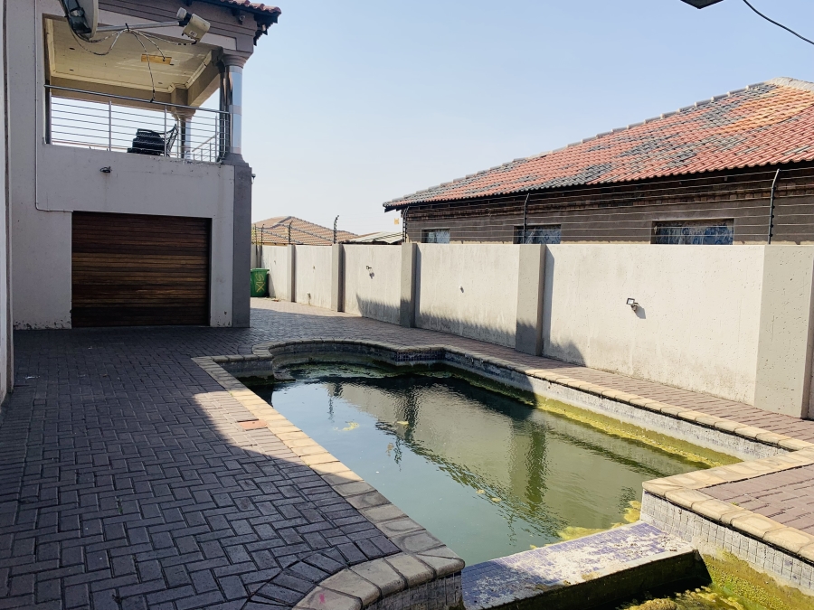 8 Bedroom Property for Sale in Aerorand Mpumalanga