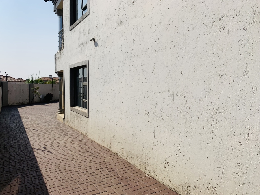 8 Bedroom Property for Sale in Aerorand Mpumalanga