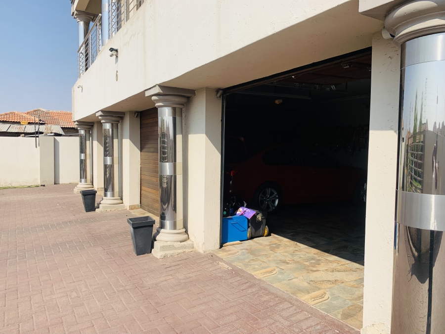 8 Bedroom Property for Sale in Aerorand Mpumalanga