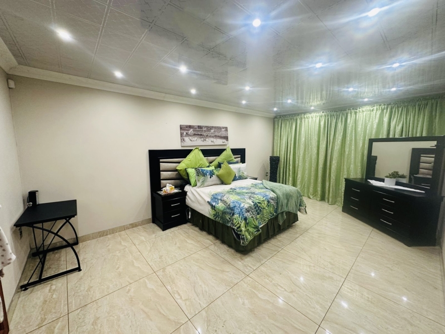 8 Bedroom Property for Sale in Aerorand Mpumalanga