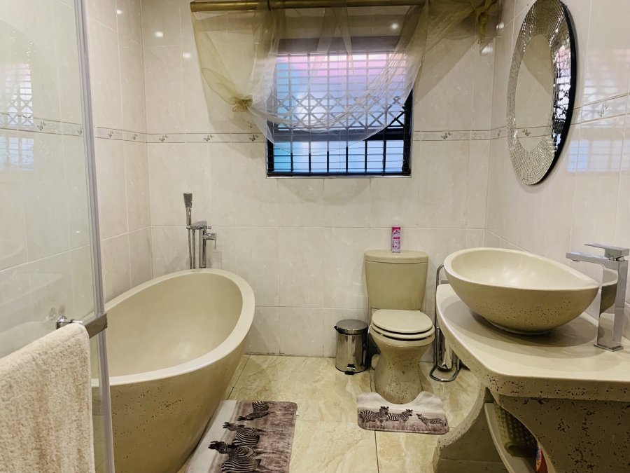 8 Bedroom Property for Sale in Aerorand Mpumalanga