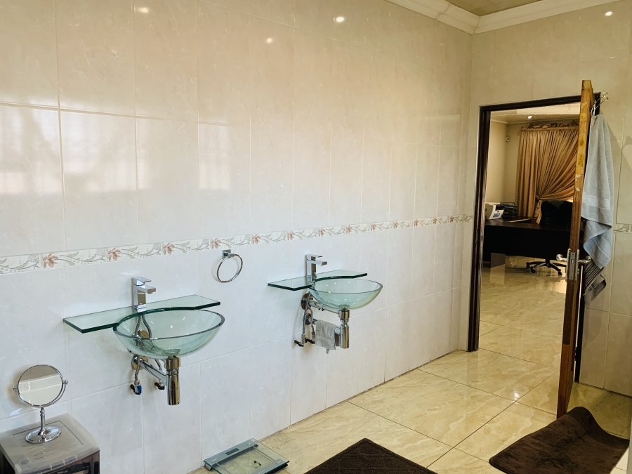 8 Bedroom Property for Sale in Aerorand Mpumalanga
