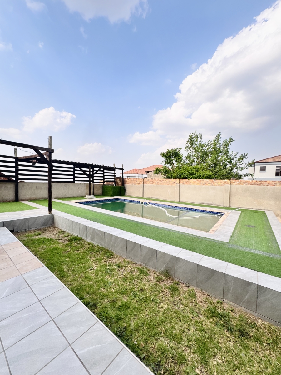 7 Bedroom Property for Sale in Model Park Mpumalanga