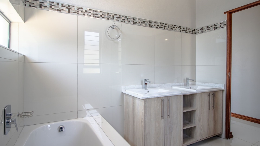 5 Bedroom Property for Sale in Sonheuwel Mpumalanga