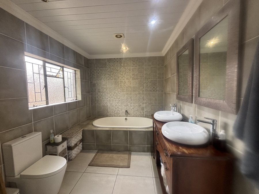 5 Bedroom Property for Sale in Reyno Ridge Mpumalanga