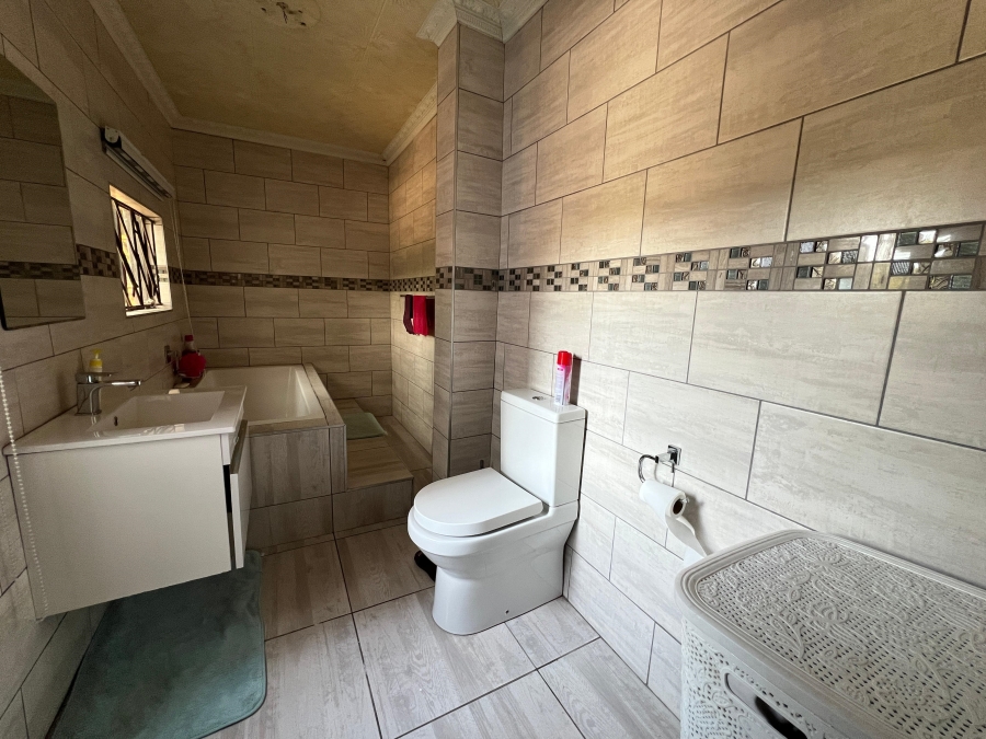 To Let 4 Bedroom Property for Rent in Stonehenge Mpumalanga