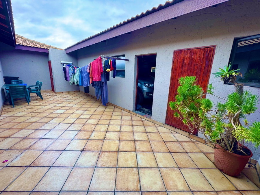 4 Bedroom Property for Sale in Golden Mile Mpumalanga