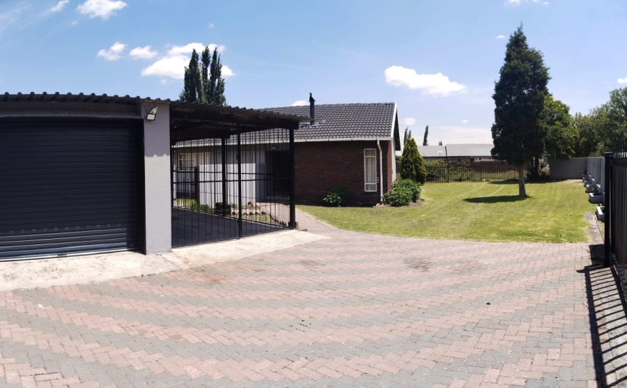 5 Bedroom Property for Sale in Sunset Park Mpumalanga