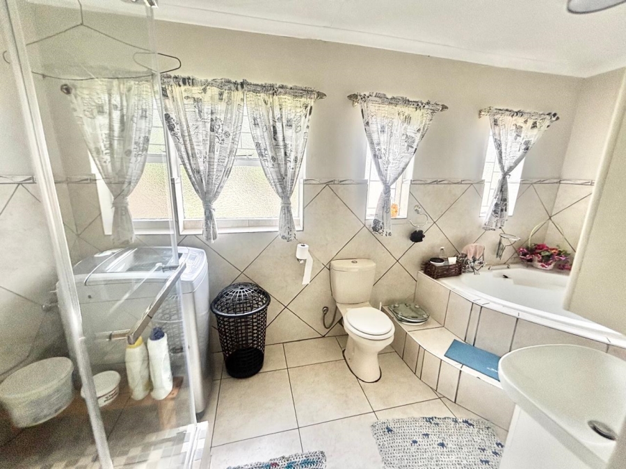 5 Bedroom Property for Sale in Cosmosrand Mpumalanga