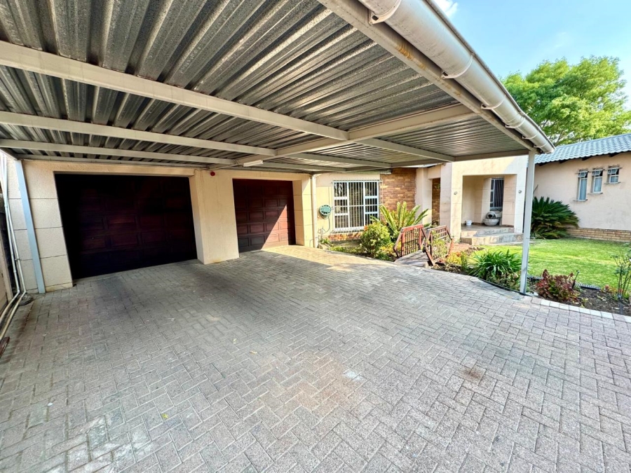 6 Bedroom Property for Sale in Kruinpark Mpumalanga