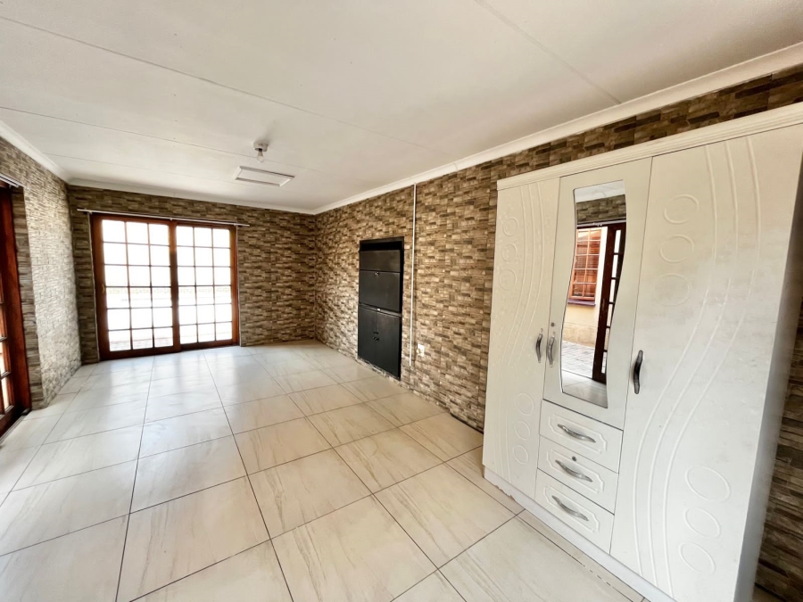 5 Bedroom Property for Sale in Secunda Mpumalanga