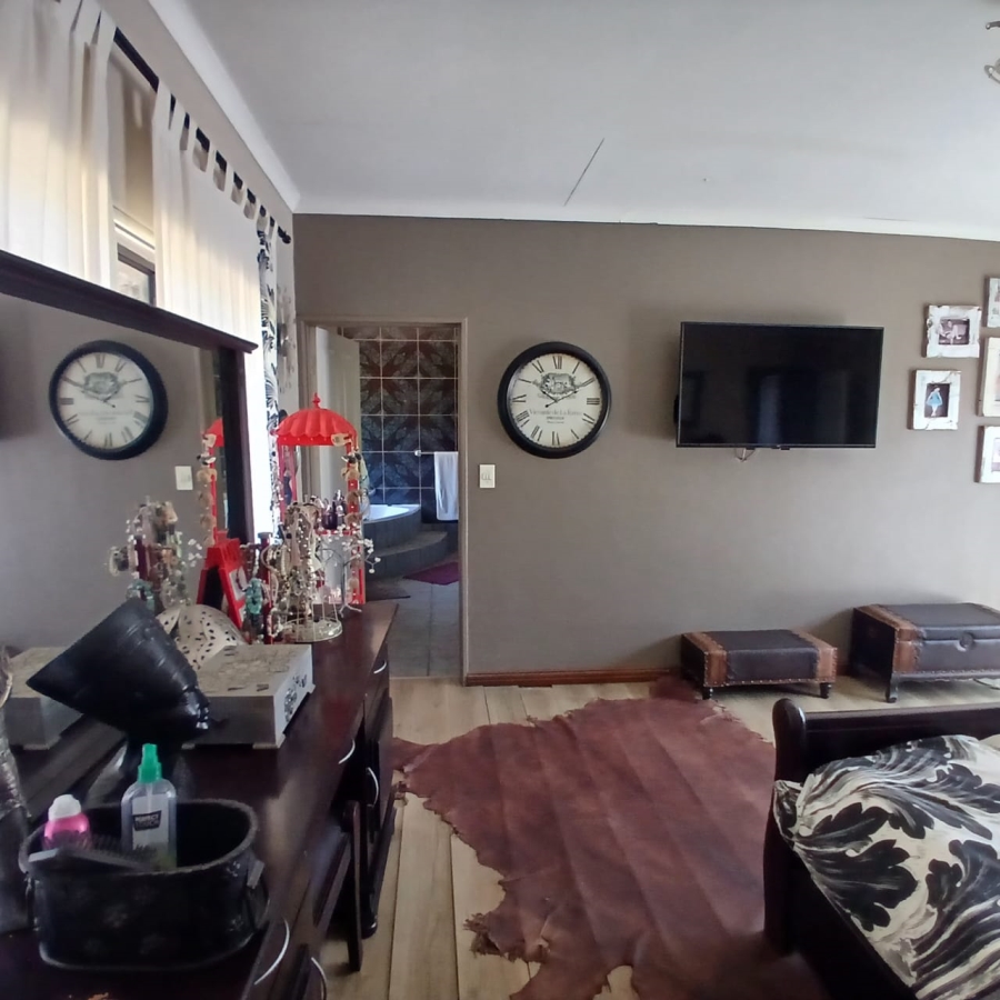 6 Bedroom Property for Sale in White River Estates Mpumalanga