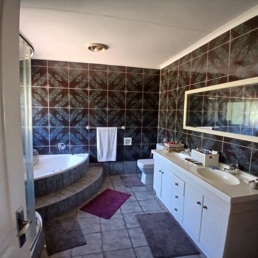 6 Bedroom Property for Sale in White River Estates Mpumalanga