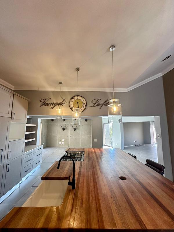 5 Bedroom Property for Sale in Nelspruit Ext 13 Mpumalanga