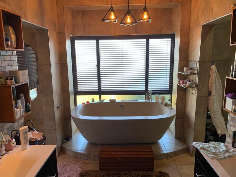 6 Bedroom Property for Sale in White River Country Estate Mpumalanga