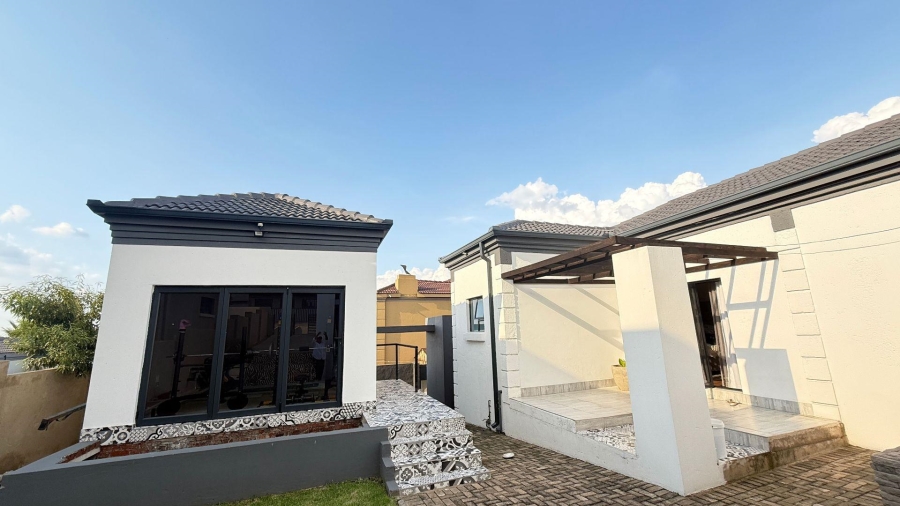 5 Bedroom Property for Sale in Model Park Mpumalanga