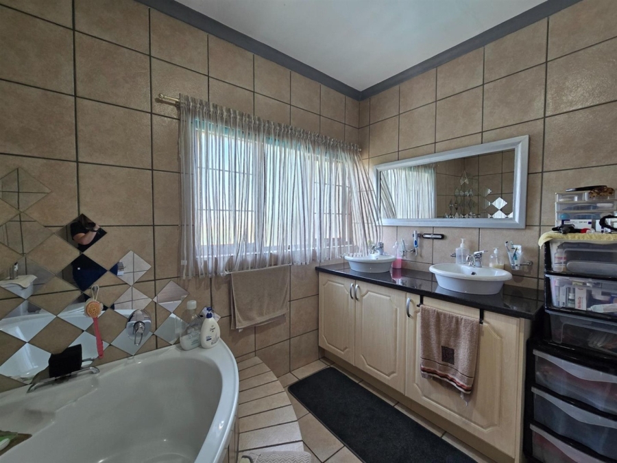 5 Bedroom Property for Sale in Aerorand Mpumalanga