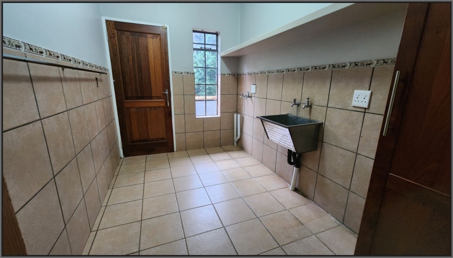 To Let 5 Bedroom Property for Rent in White River Mpumalanga
