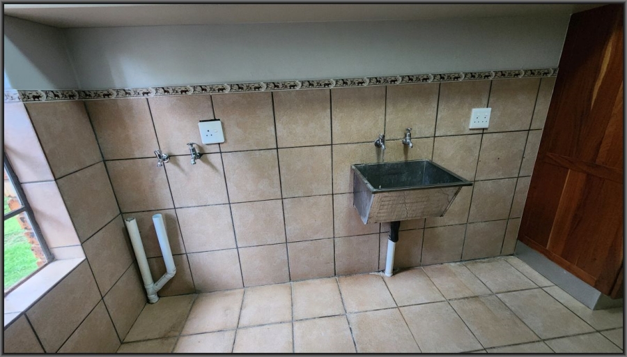 To Let 5 Bedroom Property for Rent in White River Mpumalanga